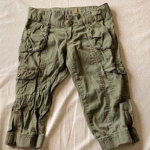Mudd girls army green cargo capri in size 8